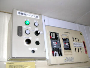 停電時バイパス君を突然の停電に備え、事務所に設置工事を行いました。