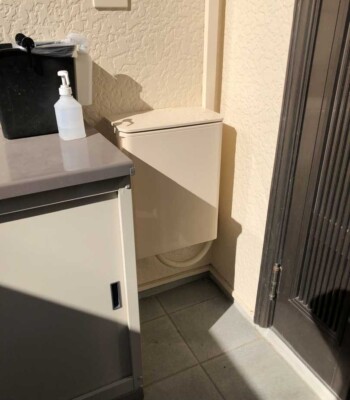 ボックス並びに配管を外壁と同色に調合塗装した例・車と同塗装にて耐候性抜群