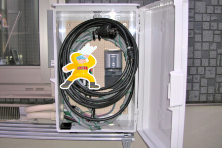 接続ケーブル収容例(灰色ケーブルは100/200V出力用、黒色ケーブルはEV非常給電用)