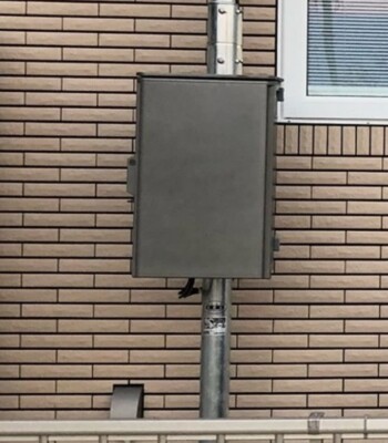 下部既設コンセントと同色メタリック塗装した屋外接続ボックス例・車と同塗装にて耐候性抜群